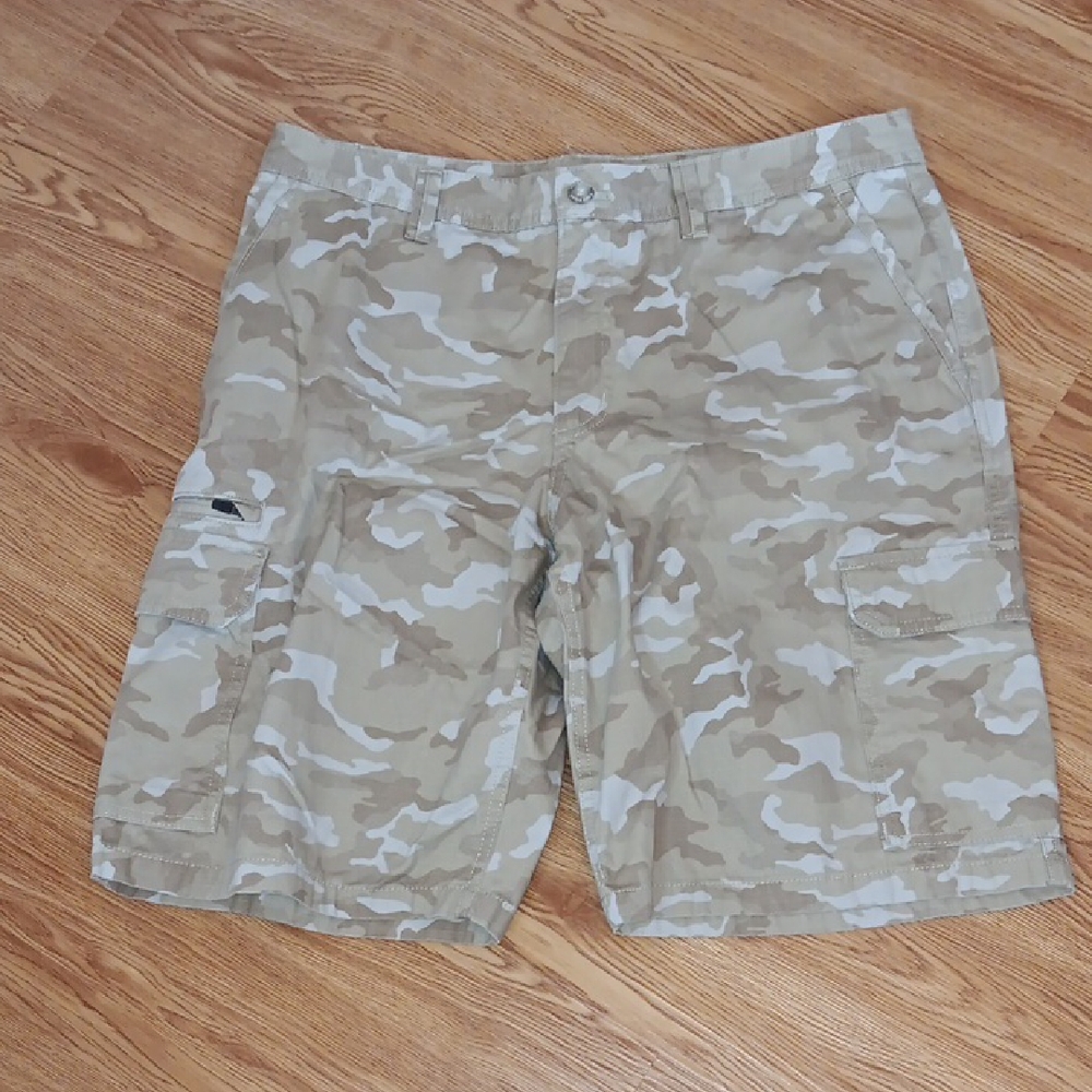 Eddie Bauer Men's Size 35 Camo Cargo Shorts Tan